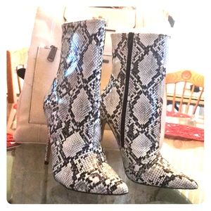 Never wornSteve Madden whimsy white /black boots